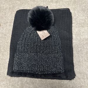 Special Delivery Soft Pom Beanie & Scarf Set‎